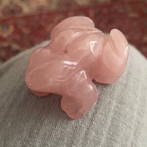 Rose quartz frog Figurine